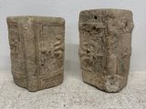 deux blocs de pierre sculptés posés sur une table