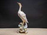 un oiseau perché sur une table