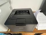 une imprimante posée sur un bureau à côté d'une imprimante
