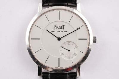 gros plan d'une montre-bracelet sur une surface blanche
