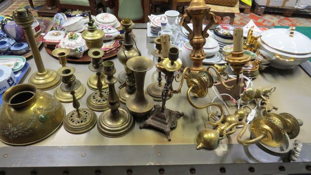 Ensemble d’appliques, flambeaux et divers