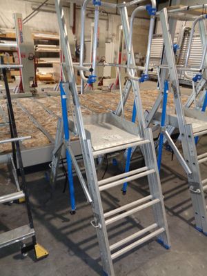 many ladders that are sitting in a room