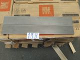 une pile de cartons surmontée d'une barre métallique