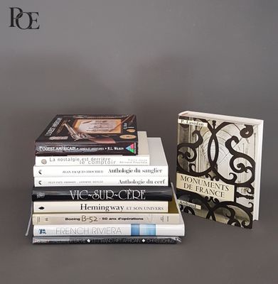 plusieurs livres sont empilés sur une table