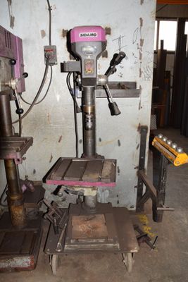 une machine posée sur une table dans une pièce