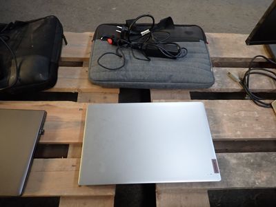 un ordinateur portable posé sur une palette en bois