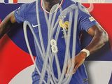 La carte de football comporte une photo d'Aurelen Thouumeni.