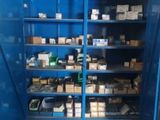 une armoire de rangement bleue contenant de nombreux objets