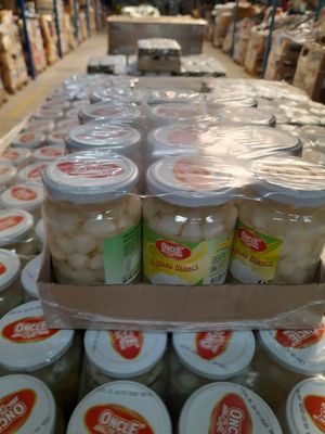 de nombreux bocaux de conserve alignés sur une étagère dans un magasin