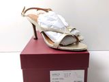 une boîte contenant une paire de chaussures