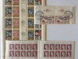 quelques vieux timbres sont posés sur une table avec un fond blanc