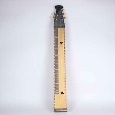 un gros plan d'une guitare posée sur une surface blanche, avec un fond blanc