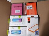 plusieurs boîtes de téléphones portables posées sur une boîte en carton