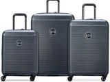 trois bagages posés les uns à côté des autres sur une surface blanche