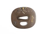 une vieille tsuba en fer ornée d'un motif représentant un dragon et des fleurs