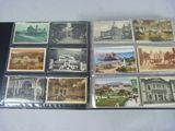 de nombreuses cartes postales anciennes posées sur la table