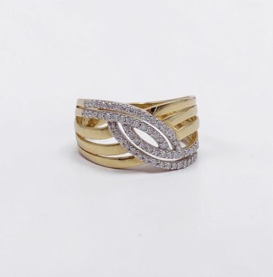 une image d'une bague en or et diamants sur fond blanc
