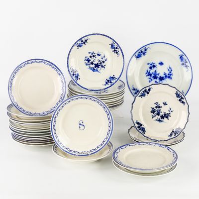 beaucoup d'assiettes bleues et blanches sur une table blanche