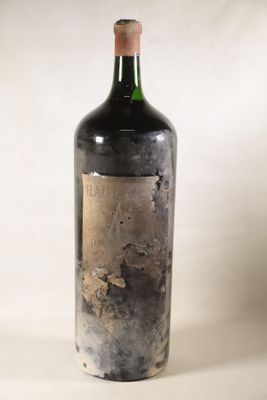 une bouteille de vin posée sur une table