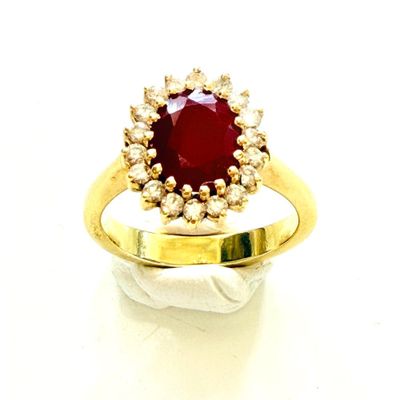 une image représentant une bague en or sertie d'une pierre rouge entourée de diamants blancs