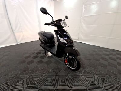 une photo d'un scooter garé à l'intérieur d'une tente