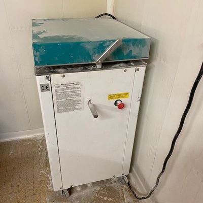 une armoire blanche avec un dessus bleu et une poignée noire