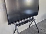 un grand téléviseur à écran plat posé sur un meuble dans une pièce