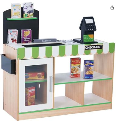 un magasin de jouets en bois avec une caisse et des étagères