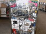 un chariot métallique contenant de nombreux articles dans un entrepôt