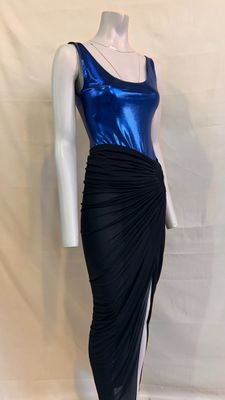 le mannequin porte une robe bleue et noire, posée sur un socle