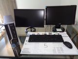 deux écrans d'ordinateur et un clavier sur un bureau