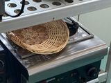 un pot posé sur une étagère, sur lequel est posé un panier