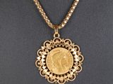 Gros plan sur un collier orné d'une pièce de monnaie en or