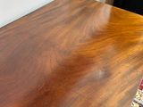 une table en bois sur laquelle est posé un verre de vin