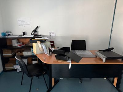 un bureau équipé d'un clavier et d'un écran