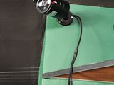 une paire de ciseaux et une lampe posés sur une table
