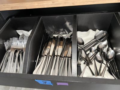 beaucoup d'argenterie dans le tiroir de la cuisine