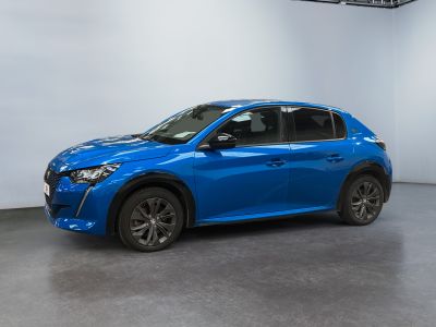 Une Toyota C-HR bleue est garée dans une pièce blanche
