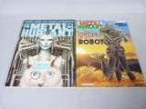 deux livres posés sur une table