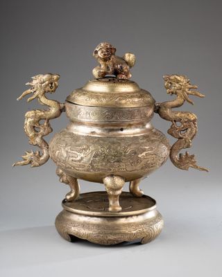 une image représentant une grande urne en bronze posée sur un socle et entourée d'anges