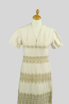 ANONYME haute couture. Robe mi longue en soie beige entrecou…