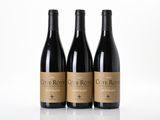 trois bouteilles de vin posées sur une surface blanche