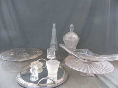 un plateau en argent avec une bouteille en verre et un plateau en argent avec une bouteille en verre et un plateau en argent avec un plateau en argent et un plateau en argent avec un plateau en argent