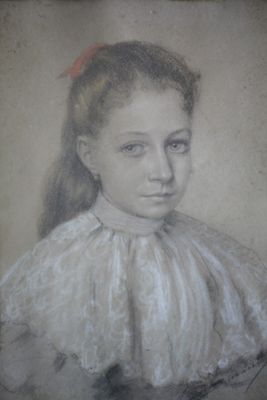 portrait d'une jeune fille en robe blanche avec un nœud rouge