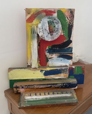 un tableau posé sur une pile de livres posée sur une table