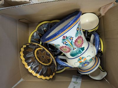 une boîte contenant tout un tas d'objets décoratifs