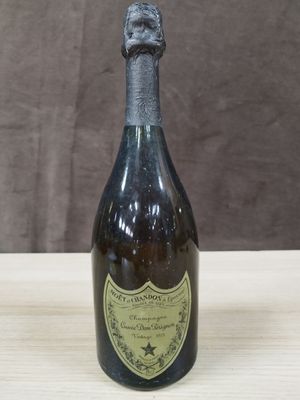 une vieille bouteille de vin posée sur une table en bois