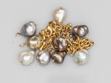 un gros plan sur un collier de perles