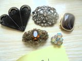 tout un tas de broches posées sur une table