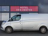 La camionnette blanche est garée devant l'Hôtel des Ventes.
